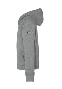Szara dzianinowa bluza z kapturem, z przednią kieszenią, ściągaczami na mankietach oraz naszywką z logo na lewym rękawie.