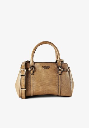 Sac à main Guess en cuir texturé de couleur tan avec deux poignées, une bandoulière réglable et un logo métallique sur le devant.