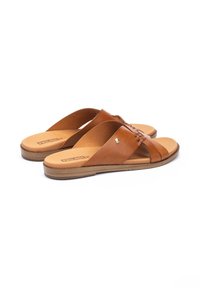 Sandalias de cuero marrón con dos correas anchas y costuras decorativas. La plantilla de cuero suave y la suela de goma texturizada ofrecen comodidad y agarre.
