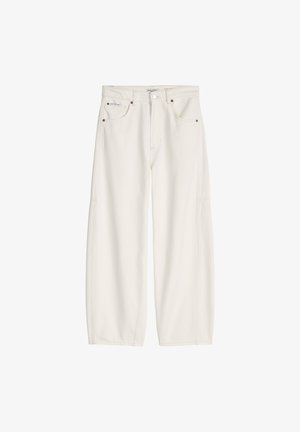 Jean en denim blanc taille haute à jambes larges avec poches avant, passants pour ceinture et fermeture par bouton.
