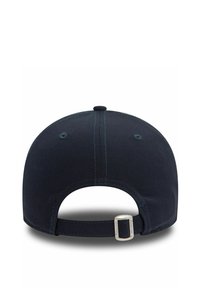 Marinblaues Baseballcap mit einem gebogenen Schild, verstellbarem Riemen auf der Rückseite und sichtbaren Nähdetails. Glatte Stofftextur.