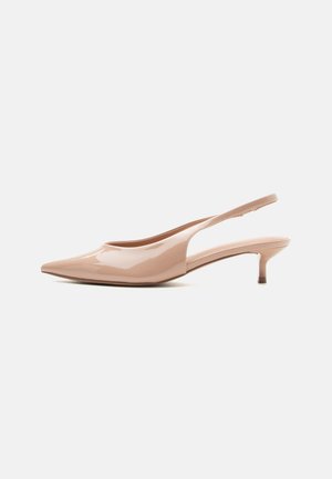 Bézs színű, lakkozott bőr slingback cipő hegyes orral és alacsony, vékony sarkú sarokkal, oldalnézetben fehér háttér előtt.