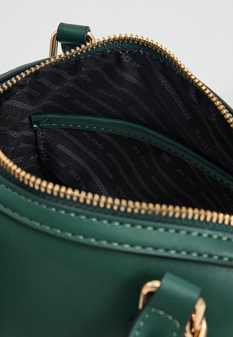Borsa a tracolla in ecopelle verde con zip dorata, dotata di una fodera interna nera e una tasca aggiuntiva per l'organizzazione.