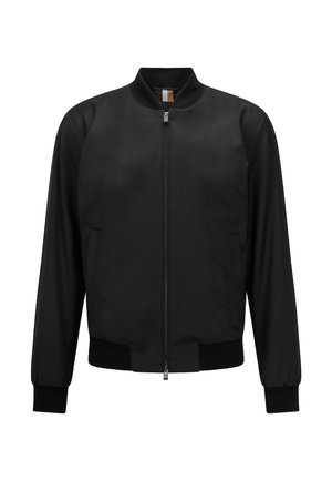 Czarna kurtka bomberka z przednim zamkiem błyskawicznym, prążkowanym kołnierzem, mankietami i dołem oraz bocznymi kieszeniami, prezentowana na białym tle.