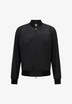 Czarna kurtka bomberka z przednim zamkiem błyskawicznym, prążkowanym kołnierzem, mankietami i dołem oraz bocznymi kieszeniami, prezentowana na białym tle.