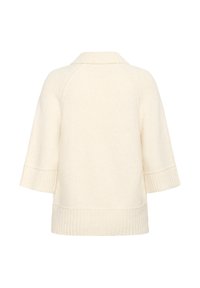 Pull en tricot de couleur crème avec un col, de larges manches 3/4, des poignets côtelés et un ourlet inférieur. Texture douce avec une silhouette à coupe décontractée.