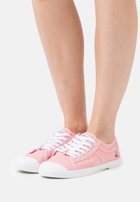 Růžové plátěné tenisky s bílými tkaničkami, bílou gumovou podrážkou a malou výšivkou třešně na boku. Nízký design s kulatou špičkou.