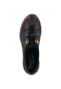 Scarpa di pelle nera con punta arrotondata, occhielli multicolore e suola in gomma texturizzata. Presenta un accento marrone attorno alla punta.