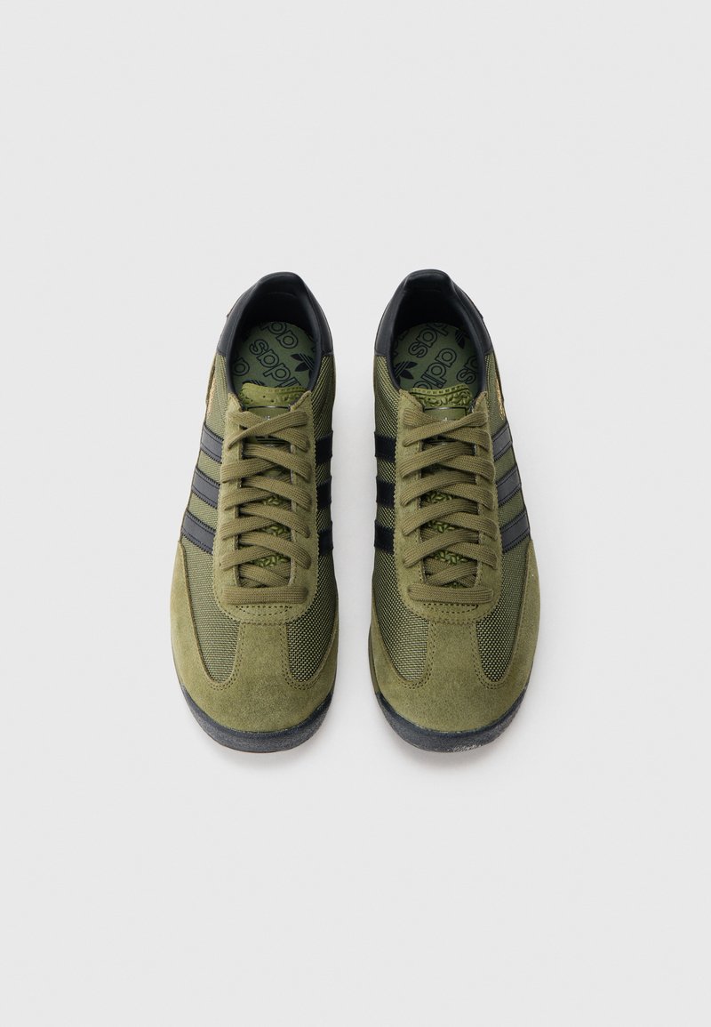 Sneakers in pelle scamosciata verde oliva e mesh con strisce nere e dettagli neri. Presentano punta tonda e suola in gomma testurizzata. Soletta verde con logo.