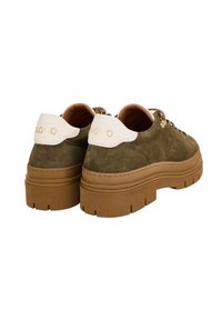 Sneaker in suede verde con suola in gomma marrone chunky, linguetta bianca con logo impresso e lacci con dettagli colorati.