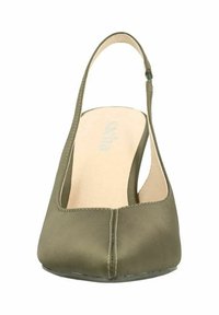 Olijfgroene slingback schoen met een vierkante neus, gemaakt van glad synthetisch materiaal en een gevoerde inlegzool. Subtiele naaddetails aan de voorkant.