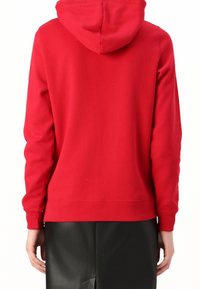 Sudadera roja con tejido texturizado, bolsillo canguro y capucha con cordón ajustable. Terminada con puños y dobladillo acanalados.