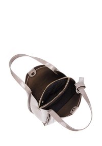 Borsa in pelle verniciata grigia con una sola tracolla, apertura superiore e interno nero caratterizzato da una tasca con zip e fodera liscia.