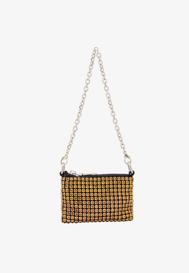 Pochette noire ornée de strass dorés, avec une bandoulière en chaîne argentée et une fermeture éclair. Forme rectangulaire avec une surface texturée.