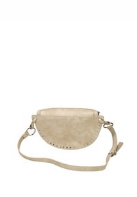 Bolso cruzado de imitación de cuero beige con forma de media luna, cierre de cremallera y adornos de tachuelas plateadas en el borde. Incluye correa ajustable.