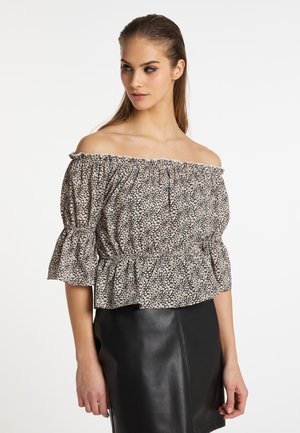 Blůza s odhalenými rameny, květinovým potiskem, volánovými rukávy a peplum pasem. Materiál je měkký, s převážně černým pozadím a malými květinami.