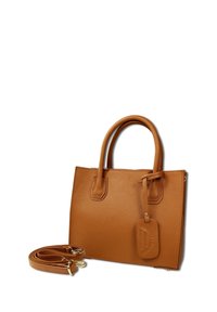 Sac à main en cuir marron avec une surface texturée, deux poignées courtes et une bandoulière amovible. Dispose d'une étiquette de bagages avec des détails en relief.