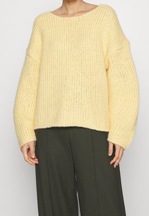 Stickad tröja - yellow