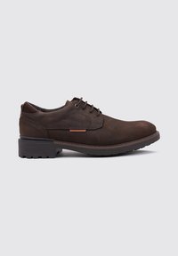 Zapatos marrones de cordones hechos de cuero suave con puntera redondeada, que presentan un bajo tacón de goma texturizada y detalles de costura en la parte superior.