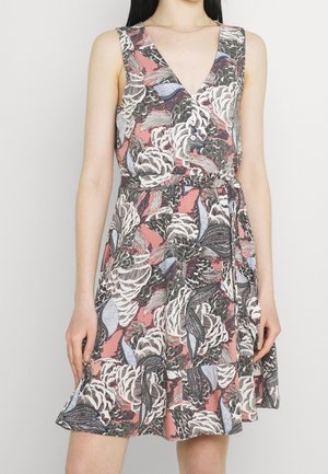 Robe à motif floral avec un profond décolleté en V, sans manches, taille cintrée et jupe évasée dans des nuances de rose, noir et bleu.