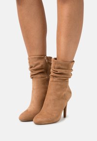 Anna Field Botines de tacón - cognac
