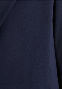 Námořnická modrá bavlněná tkanina s hladkým povrchem, se slabě elastickým úpletem a minimálně viditelným švem, jemně splývá.