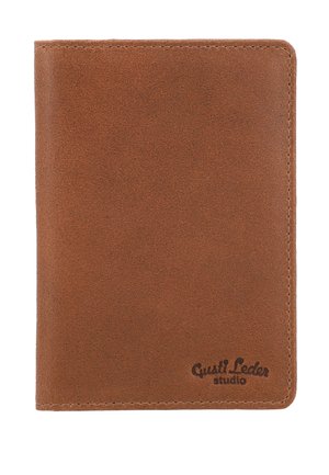 Billetera de piel marrón con una textura suave, que presenta costuras visibles y un logo en relieve en la esquina inferior derecha.