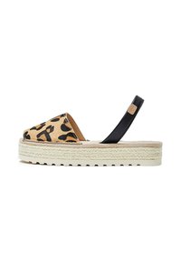 Sandalias de plataforma con estampado de leopardo, tiras negras, suela de yute trenzado y plantilla de ante tostado texturizado. Presentan una amplia abertura para los dedos y un diseño de fácil puesta.
