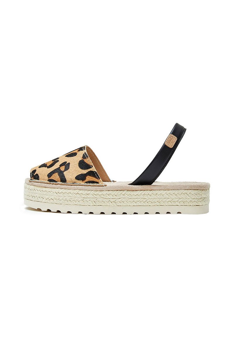 Sandalias de plataforma con estampado de leopardo, tiras negras, suela de yute trenzado y plantilla de ante tostado texturizado. Presentan una amplia abertura para los dedos y un diseño de fácil puesta.