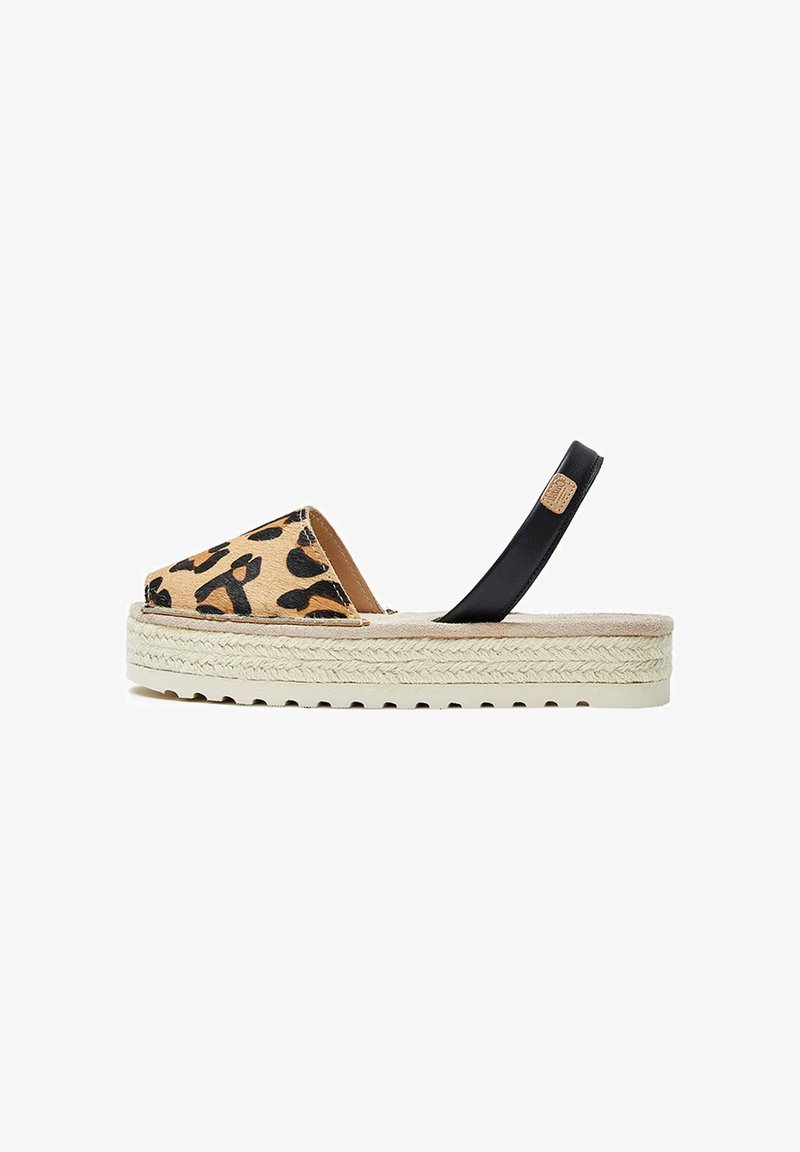 Sandalias de plataforma con estampado de leopardo, tiras negras, suela de yute trenzado y plantilla de ante tostado texturizado. Presentan una amplia abertura para los dedos y un diseño de fácil puesta.