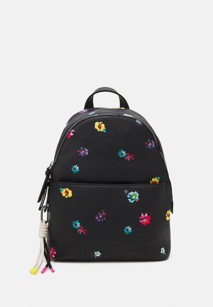 Mochila de cuero negra con pequeños estampados florales de colores, cremallera plateada, asa en la parte superior y cordones decorativos en negro, blanco y amarillo en el costado.
