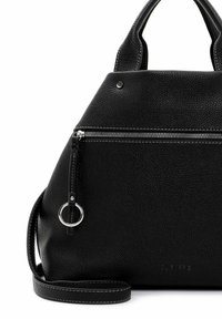 Schwarze Ledertasche mit strukturierter Oberfläche, einer vorderen Reißverschlusstasche und einem abnehmbaren Tragegurt mit einem silbernen Ringakzent.