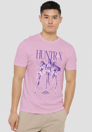 NETFLIX, KPOP DEMON HUNTERS  HUNTRIX WORLD TOUR POSTER - Print T-shirt - pink