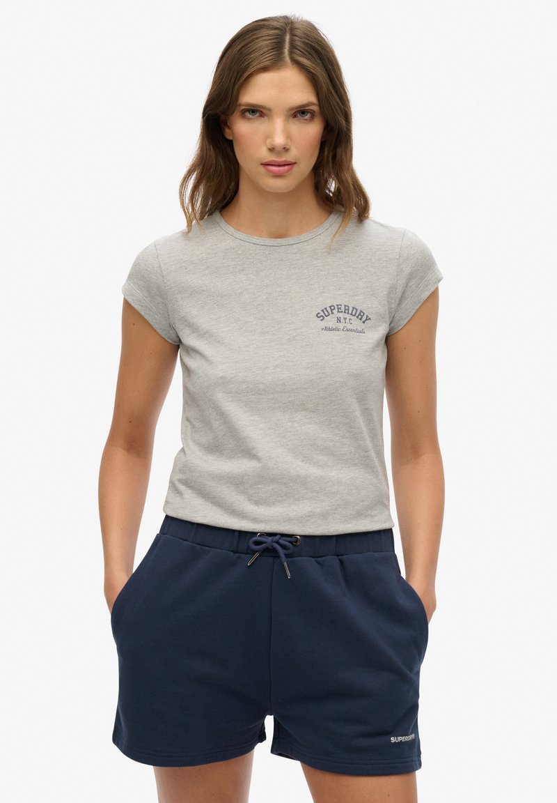 T-shirt en coton gris à manches courtes avec un logo bleu et shorts de sport bleu marine avec une taille élastique et un cordon de serrage.