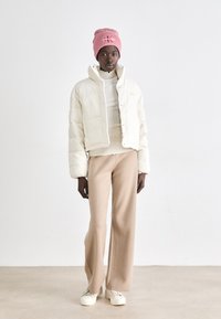 Calvin Klein Jeans MONO LOGO BEANIE - Pipo - dusty rose