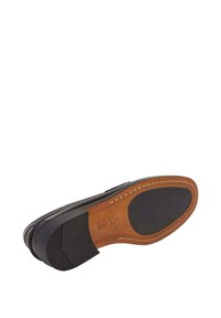 Zwarte leren zool met een getextureerde rubberen grip en bruine leren accenten. Inclusief gestikte details en het geperste merkteken.