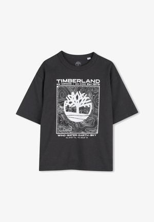 Zwart katoenen t-shirt met een witte Timberland-logo graphic met een boom en topografisch ontwerp. Korte mouwen en een ronde hals.