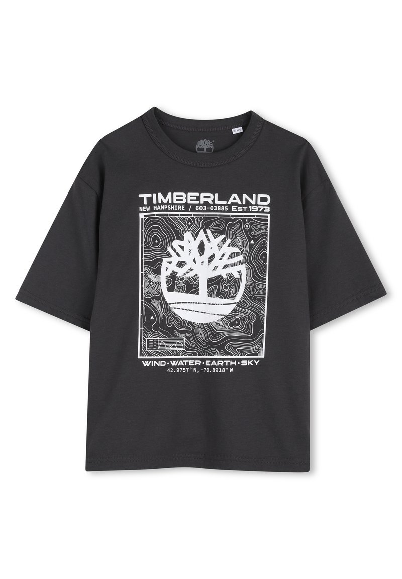 Czarny bawełniany t-shirt z białym logo Timberland przedstawiającym drzewo i motyw topograficzny. Krótkie rękawy i dekolt typu crew neck.