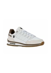 Sneaker bianco realizzato con una combinazione di materiali in pelle e camoscio, con dettagli marroni, design con lacci e suola in gomma con dettagli del logo.