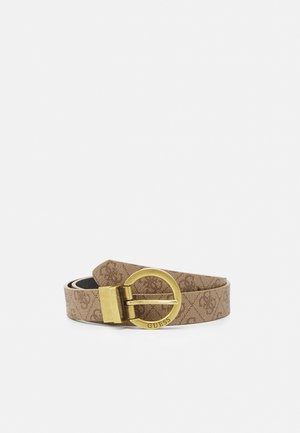 Cinturón marrón de diseñador con patrón de monograma y hebilla redonda dorada grabada con "GUESS", enrollado sobre un fondo blanco.