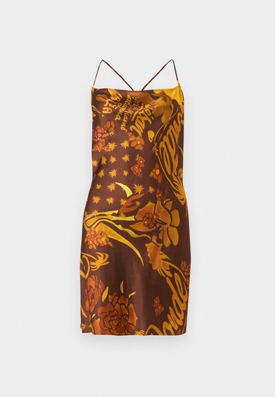 Καφέ φόρεμα slip με λεπτές τιράντες, διακοσμημένο με κίτρινα και πορτοκαλί λουλουδένια μοτίβα και λεπτομέρειες σχεδίου με καλλιγραφικό κείμενο.