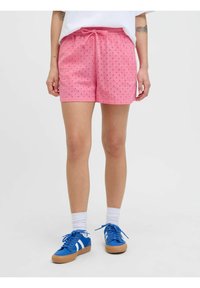 Rožinės šortai, pagaminti iš tekstūruotos medžiagos, su elastinga juosta, turinčia virvutę, ir mažomis siuvinėtų taškelių detalėmis visame dizaino paviršiuje.