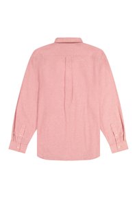 Chemise rose à manches longues avec empiècement au dos, pli central, poignets boutonnés et col classique, vue de dos sur fond blanc.