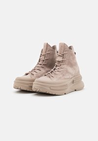 Tanfarbene Wildleder-Hochschaft-Sneaker mit einer dicken Gummisohle, tonal passenden Schnürsenkeln, gepolstertem Kragen und strukturierten Details im Obermaterial.
