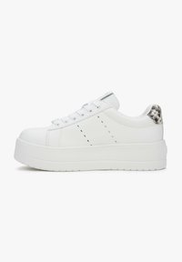 Witte platform sneakers van faux leer, met een textuur van slangenprintaccent op de hiel, ronde neus en platte rubberen zool.