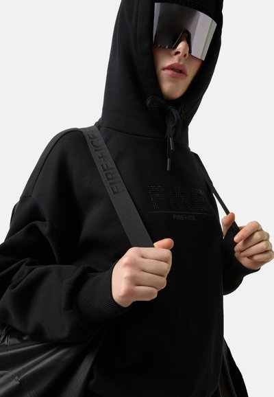 Zwarte hoodie met een voorfloga in strass-steentjes, voorzien van een capuchon met trekkoorden, geribbelde manchetten en een brede schouderband.