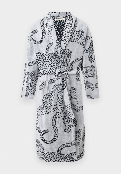 Ανοιχτό γκρι μπουρνούζι με μαύρο λεοπάρ μοτίβο, γιακά σάλι, μακριά μανίκια, μπροστινές τσέπες και ζώνη μέσης.