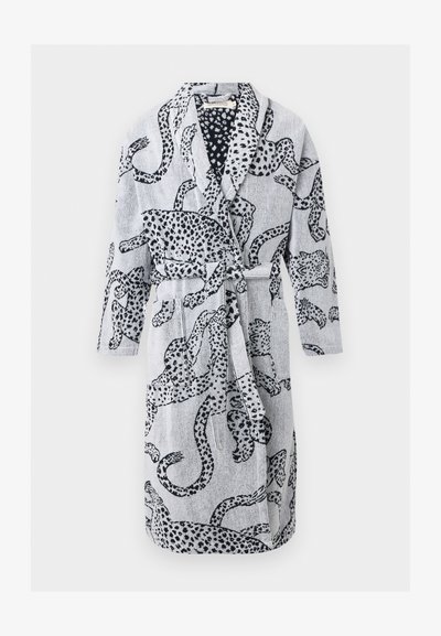 Ανοιχτό γκρι μπουρνούζι με μαύρο λεοπάρ μοτίβο, γιακά σάλι, μακριά μανίκια, μπροστινές τσέπες και ζώνη μέσης.