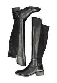 Botas negras de cuero liso hasta la rodilla con tacón plano, que cuentan con un cierre de cremallera en el costado y un diseño elegante y aerodinámico.