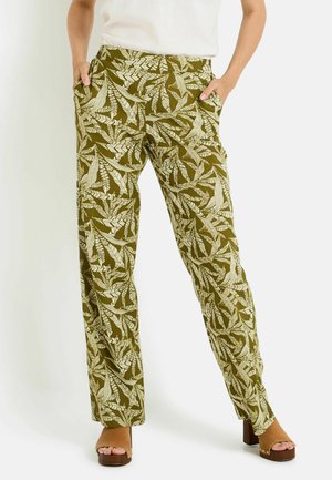 Pantalones verdes con estampado de hojas, elaborados con una tela ligera, cuentan con bolsillos laterales y un corte relajado.